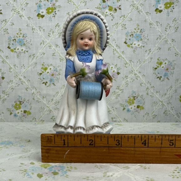 🧵 Adorable Vintage Thread & Scissor Holder Figurine 🪡 - Picture 7 of 8